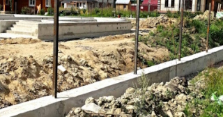 Фундамент под забор заказать в Камне-на-Оби - заливка фундамента для забора | от 1576 за п.м.